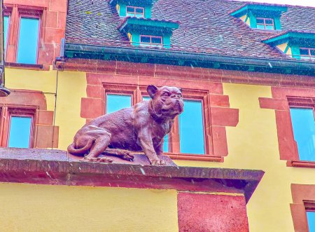 Téléchargez les photos : The small sculpture of bulldog on the stone fence of State Archives Basel-stadt building in Basel, Switzerland - en image libre de droit