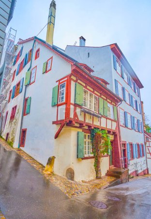 Téléchargez les photos : Medieval part of Basel city with authentic Swiss half-timbered houses on Rheinsprung street, Switzerland - en image libre de droit