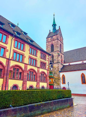 Foto de The view on stone bell tower of Martinskirche with colorful Sevogelbrunnen fountain on the foreground, Basel, Switzerland - Imagen libre de derechos