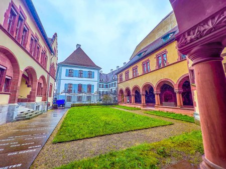 Foto de The small cloister with arcades of building of State Archives Basel-stadt in Basel, Switzerland - Imagen libre de derechos