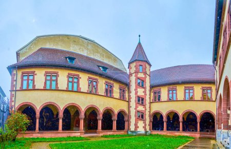 Foto de Panorama of small cloister of State Archives Basel-stadt with arcades and the tower, Basel, Switzerland - Imagen libre de derechos