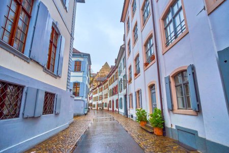 Téléchargez les photos : Twisted Martinsgasse street with dense historical buildings, Basel, Switzerland - en image libre de droit