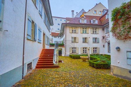 Téléchargez les photos : The small courtyard with residental houses and small ornamental garden in historical part of Basel, Switzerland - en image libre de droit
