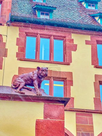 Foto de Staatsarchiv Basel-stadt building with the sculpture of Bulldog on the fence in Basel, Switzerland - Imagen libre de derechos