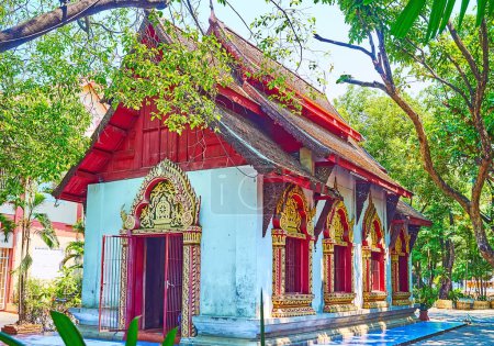 Téléchargez les photos : The small shrine, containing Reclining Buddha image, located in shady garden of Wat Phra Singh, Chiang Mai, Thailand - en image libre de droit
