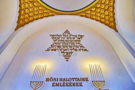 Foto de BUDAPEST, HUNGARY - FEB 22, 2022: Menorah candelabrums and Star of David on the wall of the Heroes Temple, on Feb 22 in Budapest - Imagen libre de derechos