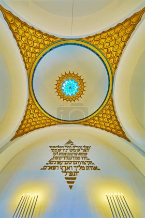 Téléchargez les photos : BUDAPEST, HUNGARY - FEB 22, 2022: The inner dome of the Heroes Temple, decorated with gilt muqarnas (honeycomb) and stained-glass window, on Feb 22 in Budapest - en image libre de droit
