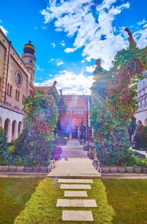 Téléchargez les photos : The sunny sky over the cemetery in Dohany Street Synagogue courtyard, Budapest, Hungary - en image libre de droit