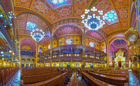 Foto de BUDAPEST, HUNGARY - FEB 22, 2022: Panorama of the Moorish Revival prayer hall of Dohany Street Synagogue with Torah Ark, carved wood, frescoes, chandeliers, on Feb 22 in Budapest - Imagen libre de derechos