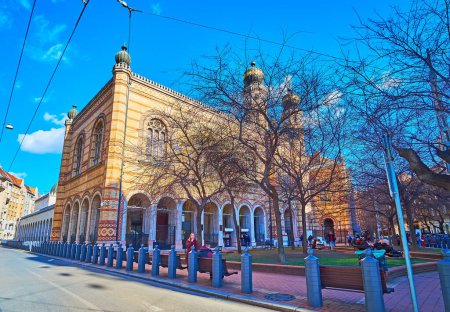Téléchargez les photos : The richly decorated exterior of Dohany Street Synagogue, Budapest, Hungary - en image libre de droit