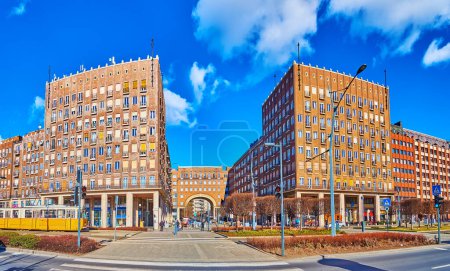 Foto de Monumental red brick Art Deco Madach Houses and the bright yellow vintage tram on the Karoly Street in front of them, Budapest, Hungary - Imagen libre de derechos
