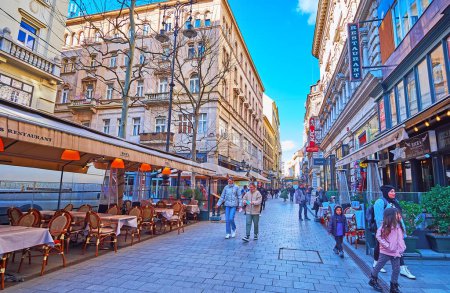 Téléchargez les photos : BUDAPEST, HUNGARY - FEB 22, 2022: The Vaci Street with outdoor restaurants, hotels, cafes and shops, on Feb 22 in Budapest - en image libre de droit