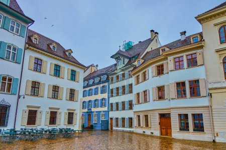Foto de Historical houses on Munsterplatz square in Basel, Switzerland - Imagen libre de derechos
