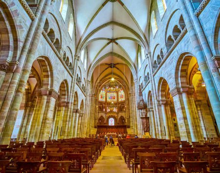 Foto de BASEL, SWITZERLAND - APRIL 1, 2022: The Nave of Basel Minster with lines of benches for prayers, on April 1 in Basel, Switzerland - Imagen libre de derechos