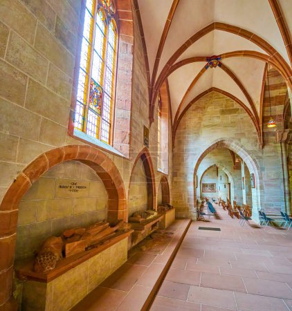 Foto de BASEL, SWITZERLAND - APRIL 1, 2022: The line of medieval sculptures on the tombstones of nobles in Basel Minster Cathedral, on April 1 in Basel, Switzerland - Imagen libre de derechos