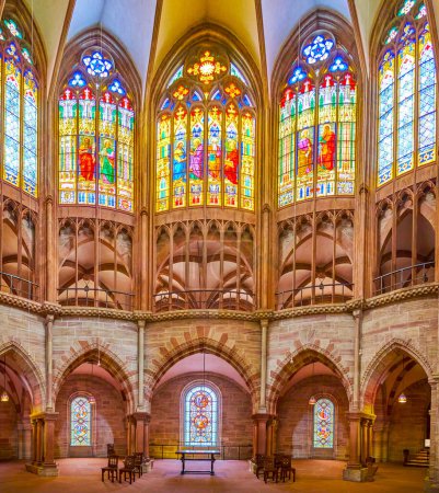 Foto de BASEL, SWITZERLAND - APRIL 1, 2022: The Apse of Basel Minster Cathedral with huge panoramic stained-glass windows, on April 1 in Basel, Switzerland - Imagen libre de derechos