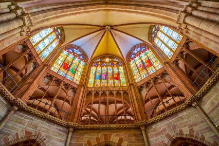 Foto de BASEL, SWITZERLAND - APRIL 1, 2022: Colorful stained-glass windows of the Apse in Basel Minster Cathedral, on April 1 in Basel, Switzerland - Imagen libre de derechos