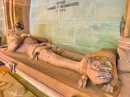 Foto de BASEL, SWITZERLAND - APRIL 1, 2022: The medieval tomb to the noble with sculpture of a knight in Basel Minster Cathedral, on April 1 in Basel, Switzerland - Imagen libre de derechos