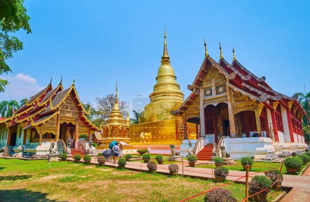 Téléchargez les photos : The richly decorated Lanna style Viharn Lai Kham, Phra Uposatha and Lanna-Burmese Phra That Luang Chedi of Wat Phra Singh, Chiang Mai, Thailand - en image libre de droit