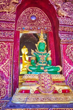 Téléchargez les photos : The copy of the Emerald Buddha in niche of the mondop tower in Ubosot of Wat Phra Singh, Chiang Mai, Thailand - en image libre de droit