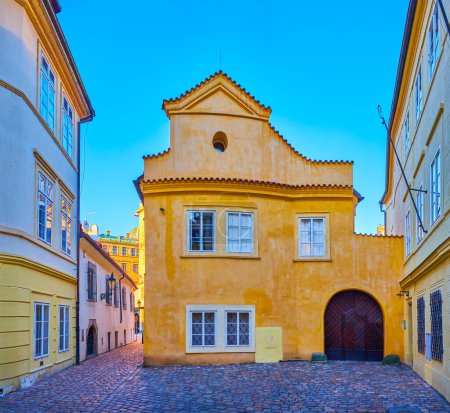 Foto de Small medieval houses in Stare Mesto (old town) district of Prague, Czechia - Imagen libre de derechos