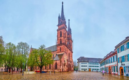 Téléchargez les photos : BASEL, SWITZERLAND - APRIL 1, 2022: Panorama of historic Munsterplatz (Minster Cathedral) square with Gothic styled Basel Minster cathedral, on April 1 in Basel, Switzerland - en image libre de droit