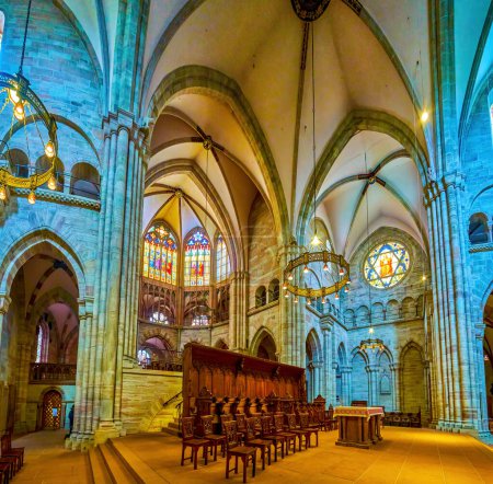 Foto de BASEL, SWITZERLAND - APRIL 1, 2022: The Transept of Basel Minster Cathedral with Altar in the middle, on April 1 in Basel, Switzerland - Imagen libre de derechos