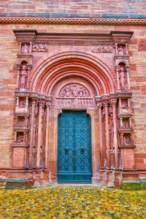 Foto de The stone carved Gallus gate on thew Northern portal of Basel Minster Cathedral, Switzerland - Imagen libre de derechos