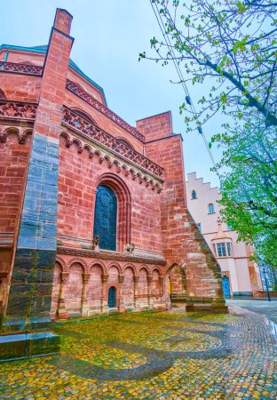 Téléchargez les photos : The red stone apse of Basel Minster Cathedral with marking of medieval foundation, Basel, Switzerland - en image libre de droit