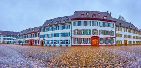 Foto de BASEL, SWITZERLAND - APRIL 1, 2022: Panoramic view on Swiss styled houses on Minster Cathedral square, on April 1 in Basel, Switzerland - Imagen libre de derechos