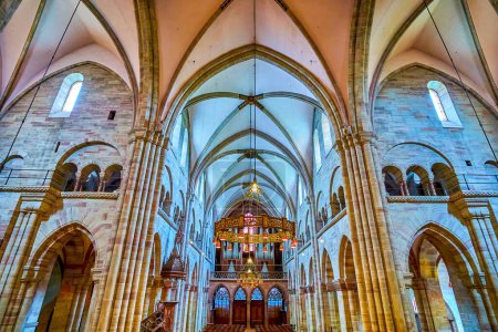 Foto de BASEL, SWITZERLAND - APRIL 1, 2022: The Prayer hall of Basel Minster Cathedral with stone arcades and rib-vaulted ceiling, on April 1 in Basel, Switzerland - Imagen libre de derechos