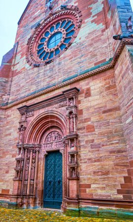 Foto de The Northern portal of Basel Minster Cathedral with stone Gallus gate and window rose above, Switzerland - Imagen libre de derechos