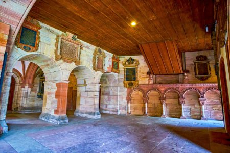 Téléchargez les photos : The historic Bishop Court Hall of Basler Munster Cathedral in Basel, Switzerland - en image libre de droit