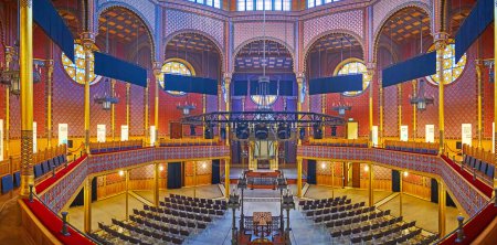 Foto de BUDAPEST, HUNGRÍA - 22 de febrero de 2022: Panorama del decorado interior del renacimiento árabe de la sinagoga restaurada de Rumbach Street, el 22 de febrero en Budapest - Imagen libre de derechos
