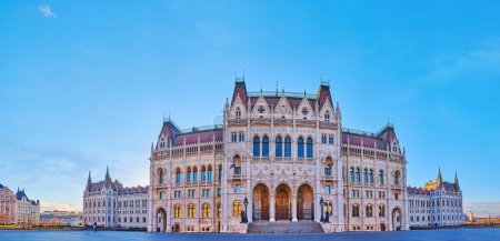 Panorama mit gotischem Parlamentsgebäude, umgeben von einer großen Fußgängerzone am Lajos-Kossuth-Platz, Budapest, Ungarn