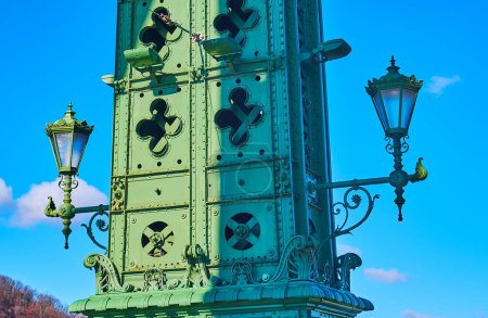 Foto de Las lámparas vintage escénicas en la columna de soporte de cable de Liberty Bridge, decoradas con remaches, tallas y elementos forjados, Budapest, Hungría - Imagen libre de derechos