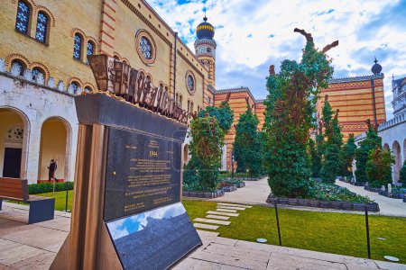 Téléchargez les photos : BUDAPEST, HONGRIE - 22 février 2022 : Le cimetière vert de la synagogue Dohany Street avec pierre commémorative de l'Holocauste, le 22 février à Budapest - en image libre de droit