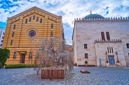 Téléchargez les photos : BUDAPEST, HONGRIE - 22 FÉVRIER 2022 : Le saule pleureur est l'arbre commémoratif de l'Holocauste (arbre manuel, arbre de vie), situé à la synagogue Dohany Street et temple des héros, le 22 février à Budapest - en image libre de droit