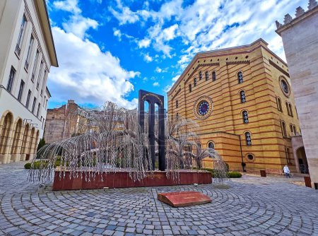 Téléchargez les photos : BUDAPEST, HONGRIE - 22 FÉVRIER 2022 : L'arbre de vie métallique (arbre commémoratif de l'Holocauste) au mur de la synagogue de Dohany Street, le 22 février à Budapest - en image libre de droit