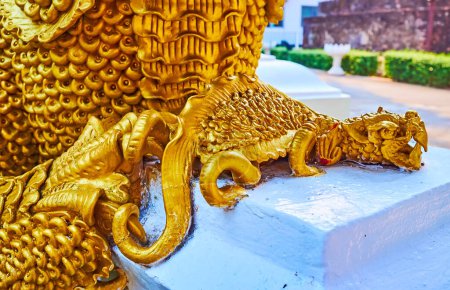 Foto de La pequeña escultura tipo dragón de mamá criatura mítica a los pies de uno más grande, Wat Umong Mahathera Chan, Chiang Mai, Tailandia - Imagen libre de derechos