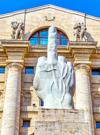 Foto de MILÁN, ITALIA - 11 DE ABRIL DE 2022: La escultura moderna L.O.V.E. o Il Dito (el dedo) de Maurizio Cattelan en Piazza Affari, el 11 de abril en Milán, Italia - Imagen libre de derechos