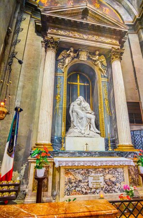 Téléchargez les photos : MILAN, ITALY - APRIL 11, 2022: The sculpture of Virgin Mary cradling the dead body of Jesus (Pieta) of the inner chapel in Temple of San Sebastiano, on April 11 in Milan, Italy - en image libre de droit