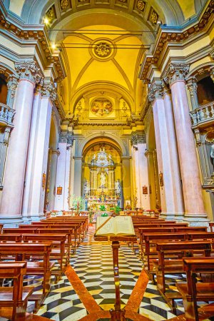 Foto de MILÁN, ITALIA - 11 DE ABRIL DE 2022: La sala de oración de la Chiesa di San Giuseppe (Iglesia de San Giuseppe), el 11 de abril en Milán, Italia - Imagen libre de derechos