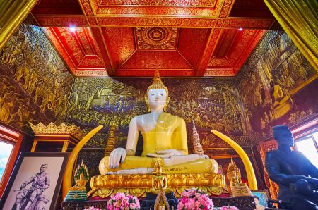Foto de CHIANG MAI, TAILANDIA - 3 DE MAYO DE 2019: El altar de Buda de teca blanca en la biblioteca santuario de Wat Buppharam, Chiang Mai - Imagen libre de derechos