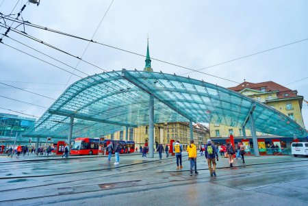 Foto de BERN, SUIZA - 31 DE MARZO DE 2022: Estación de tranvía y tranvía pública con dosel de vidrio moderno en Bubenbergplatz, el 31 de marzo en Berna, Suiza - Imagen libre de derechos