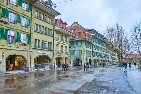 Foto de BERN, SUIZA - 31 de marzo de 2022: Casas históricas en la plaza Waisenhausplatz, el 31 de marzo en Berna, Suiza - Imagen libre de derechos