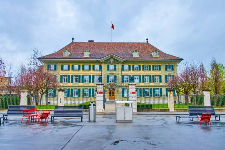 Foto de Oficina de la comisaría de policía en el edificio histórico del antiguo orfanato de Waisenhausplatz en Berna, Suiza - Imagen libre de derechos