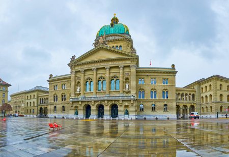 Foto de La fachada principal de Bundeshaus (Palacio Federal) en la plaza Bundesplatz en Berna, Suiza - Imagen libre de derechos