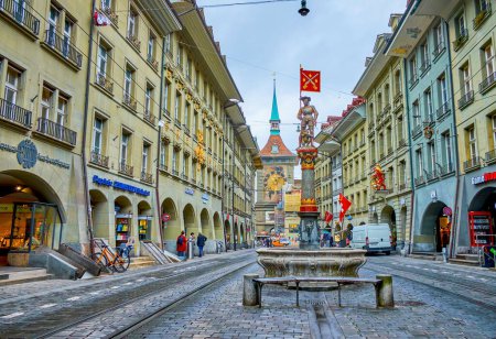 Foto de BERN, SUIZA - 31 DE MARZO DE 2022: Paseo por la calle Marktgasse, pasando por fuentes medievales y fachadas pintorescas de las casas circundantes, el 31 de marzo en Berna, Suiza - Imagen libre de derechos