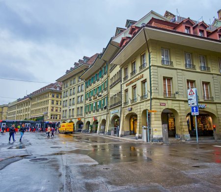 Foto de BERN, SUIZA - 31 de marzo de 2022: Waisenhausplatz durante el día lluvioso de primavera, el 31 de marzo en Berna, Suiza - Imagen libre de derechos